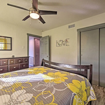 Remodeled Retro Home w/ Deck, Walk to Main Street!, 布兰科 — 照片 3