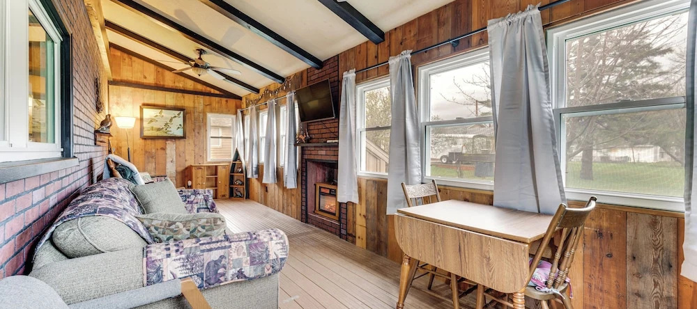 Charming Spirit Lake Home - 6 Mi to Arnolds Park!, Spirit Lake — photo 1
