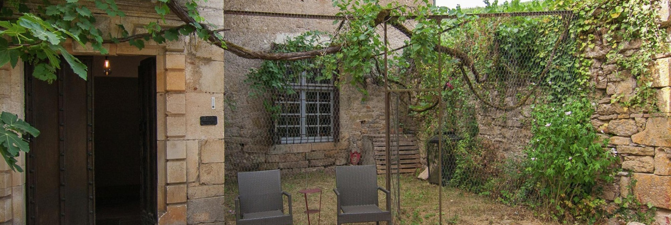 Historic Mansion by the River Lot in Cenevieres, 塞内维耶尔 — 照片 1