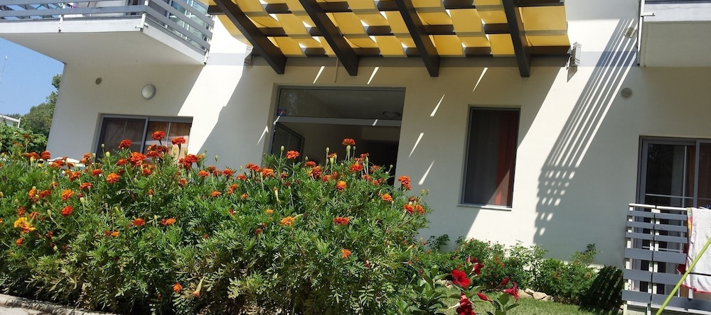 Aparthotel Vila Tufi, Velipoje — photo 1