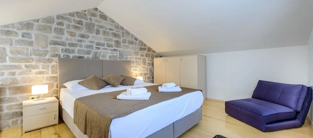 Holiday Home with Private heated Pool, Sea view & Basketball Court, 扎顿 — 照片 1