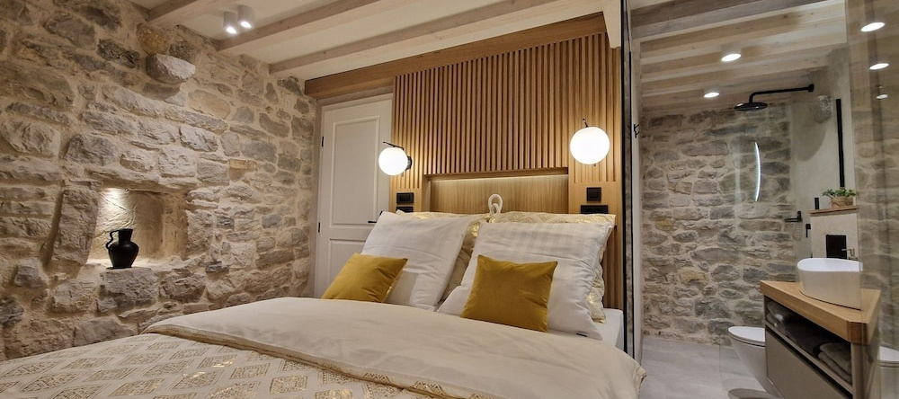VIU2 Castle, Kastela — photo 1