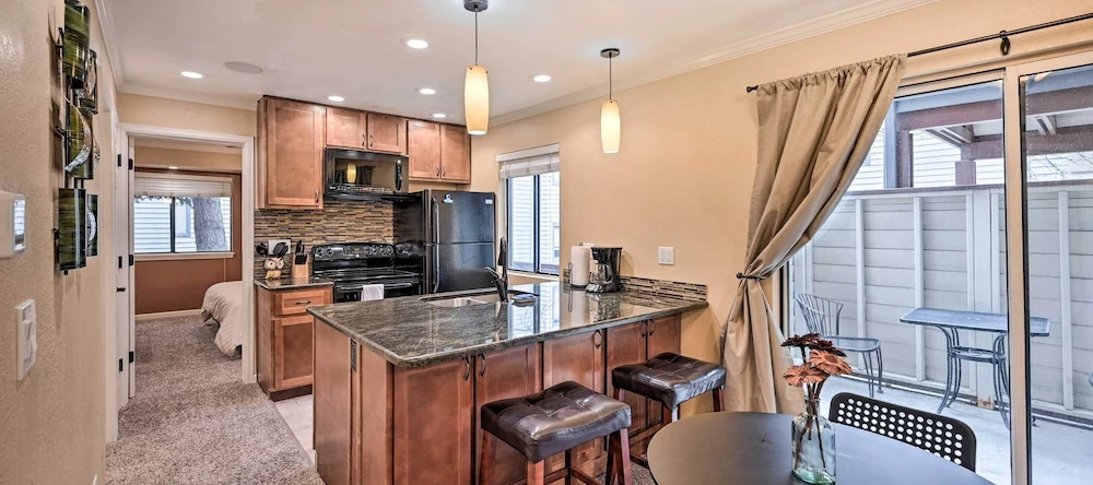 Condo w/ Patio & Pool Access in Greenwood Village!, 恩格尔伍德 — 照片 1
