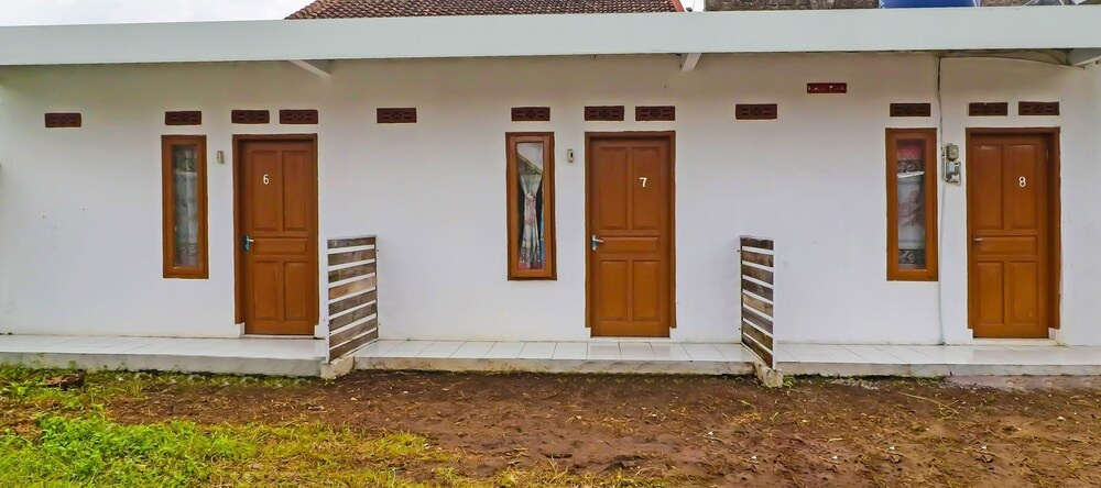 Oyo 90809 Homestay Black Pink Merah Jambu Syariah, Тарогонг — фото 1
