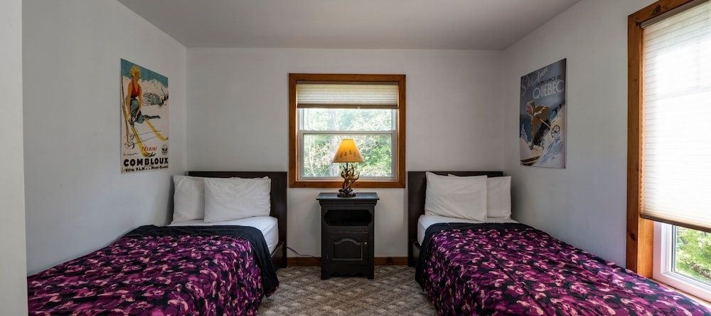 RARE FIND 6 bdrm Very Private Cottage on 10 acres Hot Tub BBQ Petfriendly, 蓝山 — 照片 1