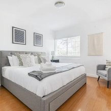 Charming Spacious Home - Modern Comforts, Prime Location, Роузмид — фото 4