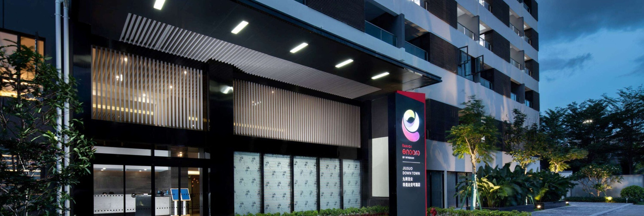 Ramada Encore By Wyndham Jiusuo Downtown, Санья — фото 1