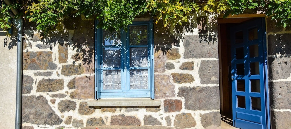 Spacious Holiday Home Near Forest In Auvergne, Вик-сюр-Сер — фото 1
