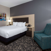 La Quinta Inn & Suites By Wyndham Shorewood, Шорвуд — фото 4