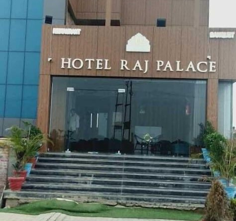 Hotel Raj Palace, 阿扎姆加尔 — 照片 1