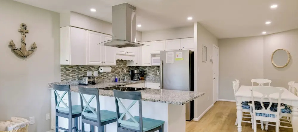 Emerald Isle Condo W/ Indoor Pool & Beach Access!, Эмералд-Айл — фото 1