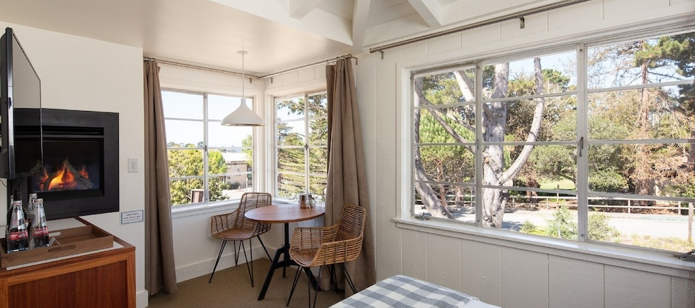 Le Petit Pali at Ocean Ave, Carmel — photo 1