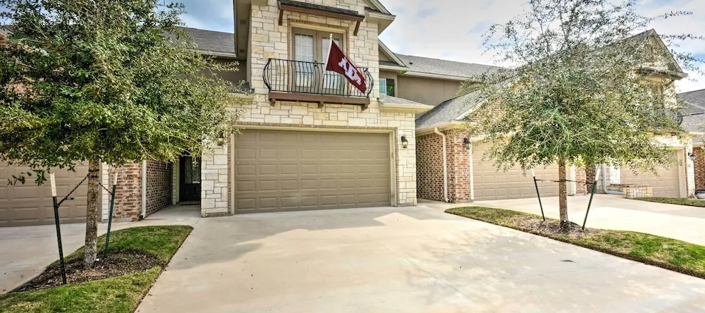 College Station Townhouse w/ Private Patio, College Station — photo 1