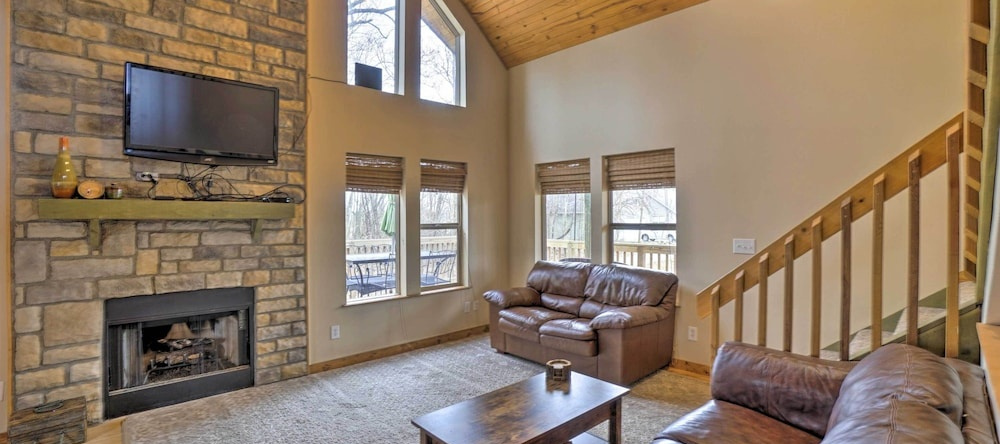 Spacious Buckeye Lake Home W/ Hot Tub & Fire Pit!, Бакай-Лейк — фото 1