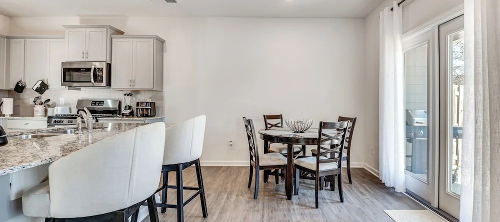Near Atl! Spacious Townhome w/ Patio & WFH Setup, 道格拉斯维尔 — 照片 1
