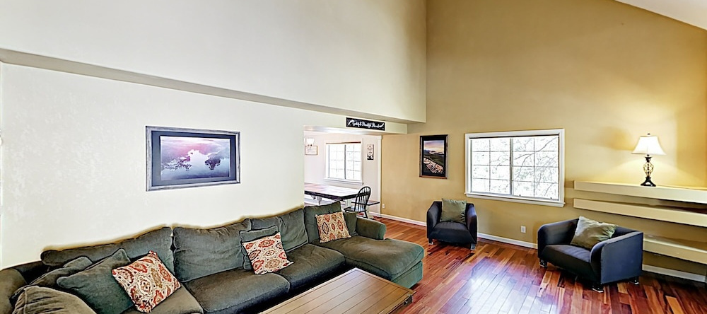 New Listing! "evergreen Escape" - Decks & Game Room 5 Bedroom Home, 双峰 — 照片 1