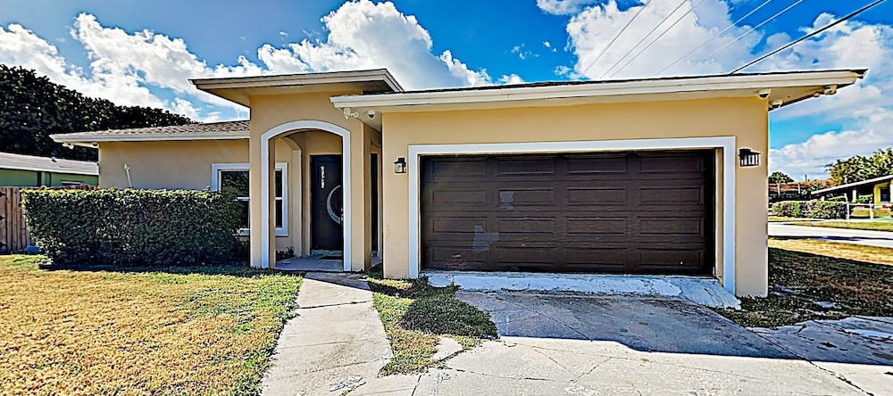 New Listing! Sumptuous Near Beach W/ Pool 3 Bedroom Home, Lantana — photo 1