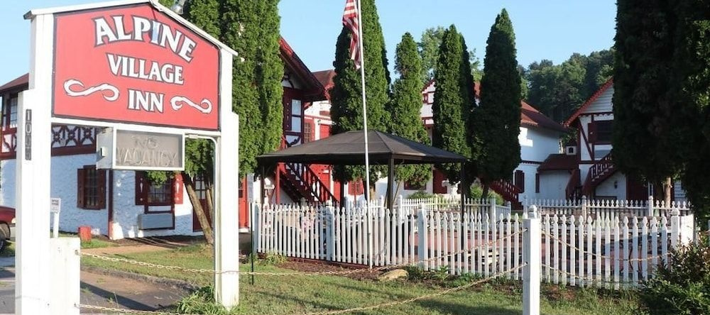 Helen Alpine Village Inn, Helen — photo 1