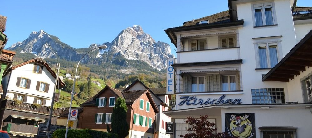 Hirschen Schwyz GmbH - Hostel, 施维茨 — 照片 1