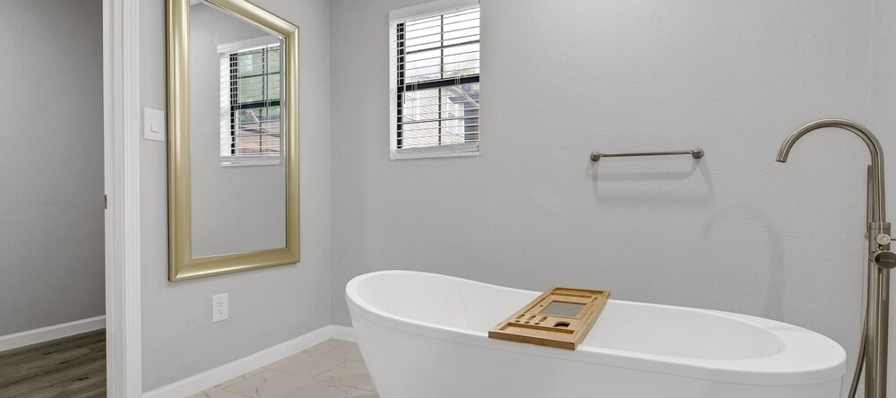 The Dragonfly At Brenham - Steps From Downtown 4 Bedroom Cottage by Redawning, Brenham — photo 1