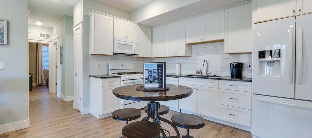 Walk to Front St! Traverse City Condo Near Skiing, 特拉弗斯城 — 照片 1