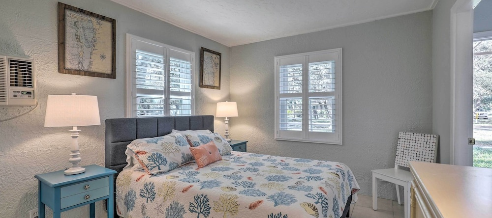 Cozy Crystal Beach Cottage: Walk to Shoreline, Crystal Beach — photo 1