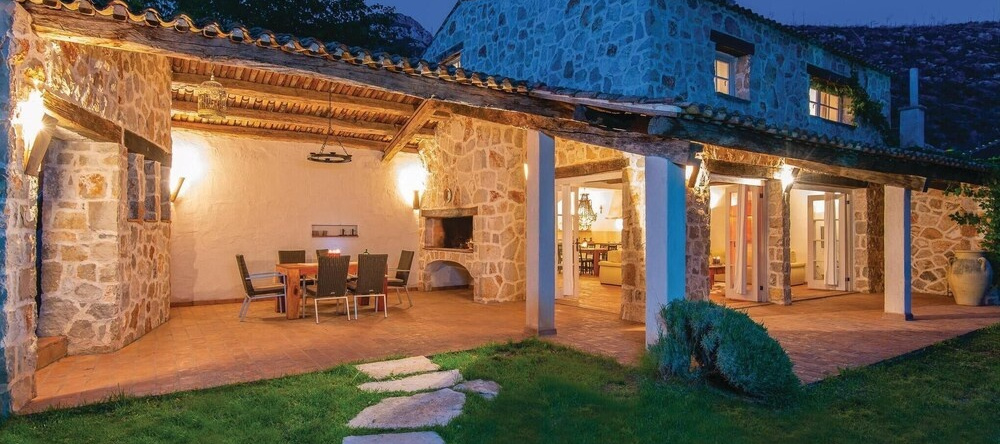 Amazing Home in Trstenik with Hot Tub, WiFi & 2 Bedrooms, 特尔斯泰尼克 — 照片 1