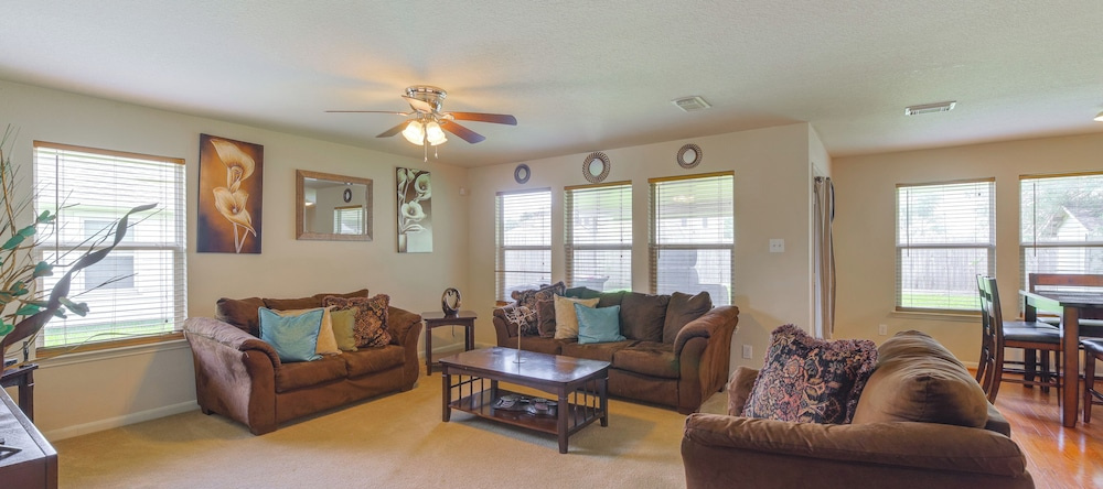 7 Mi to Downtown Baytown: Spacious Home w/ Yard, 贝敦 — 照片 1