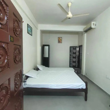 OYO 90096 Jinnens Tourist Home, 蒂鲁尔 — 照片 2