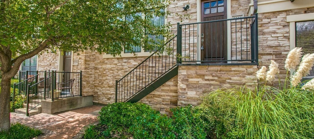 Stylish 3 Bedroom Town Home At Shops At, Плано — фото 1