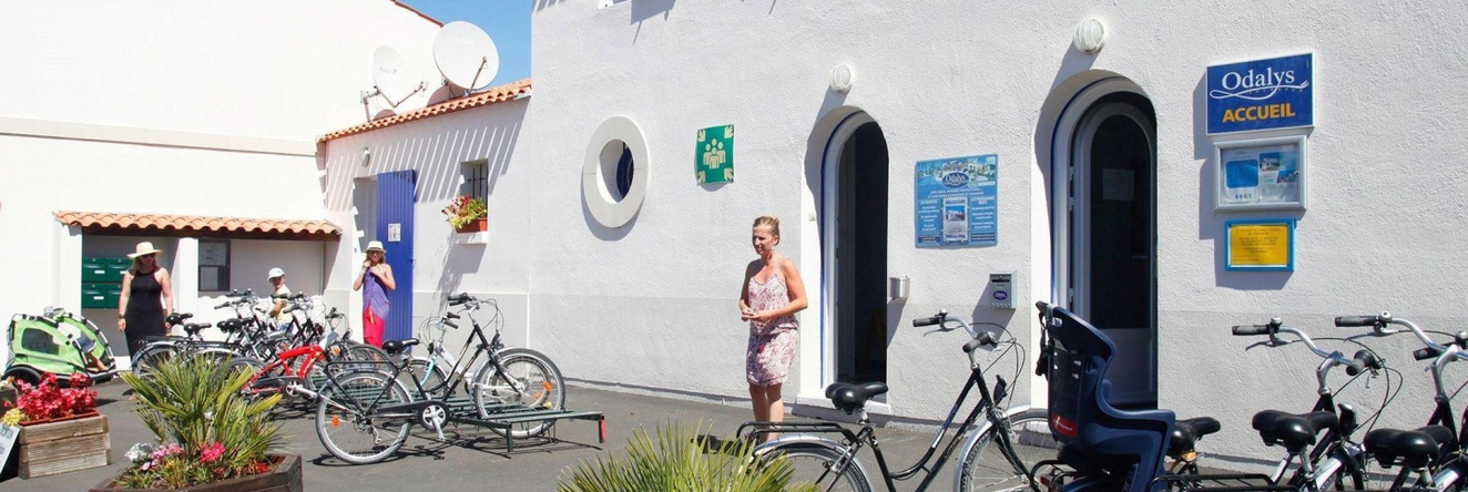 Colorful Semi-Detached House, Just 300M. Away From The Beach, Ле-Шато-д'Олерон — фото 1