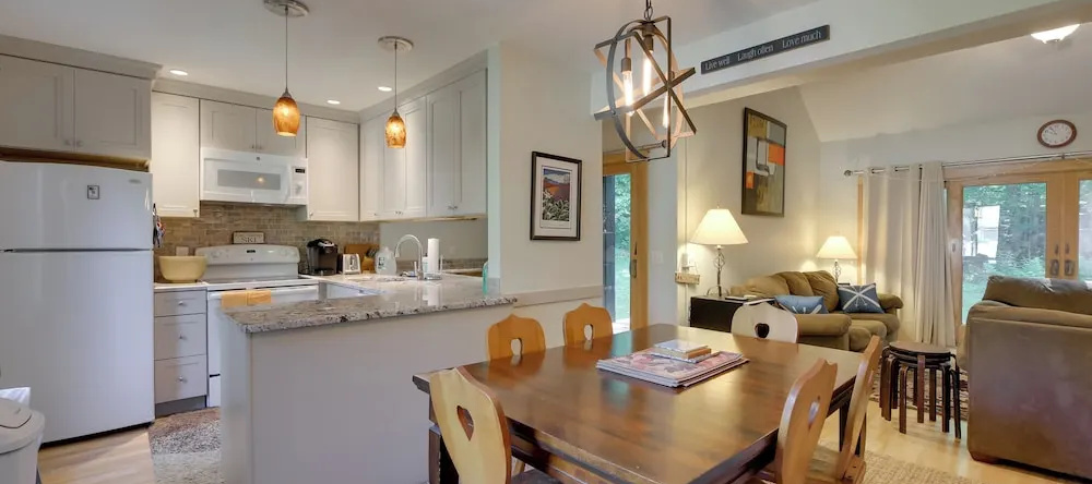 Waitsfield Condo w/ Pool & On-site Trail Access!, 马德河谷 — 照片 1