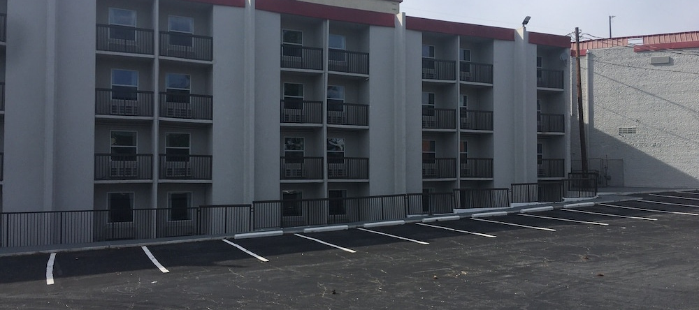 Peachtree Inn & suites, 克拉克斯顿 — 照片 1