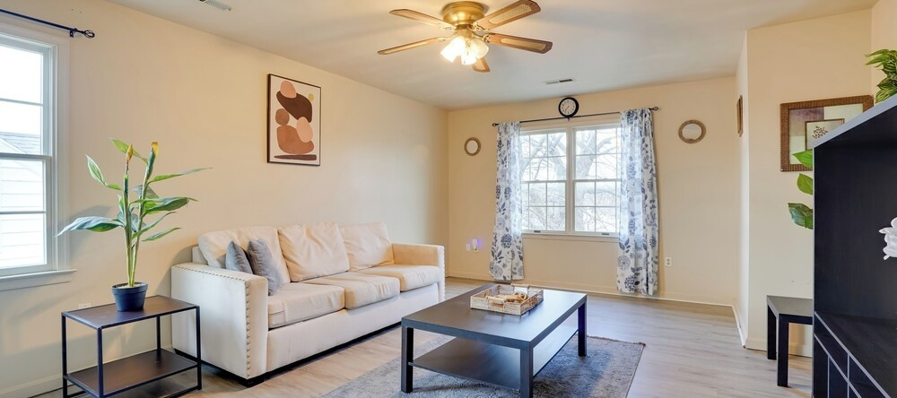 Walk To Fairgrounds! Hagerstown Townhome W/ Deck, Хейгерстаун — фото 1