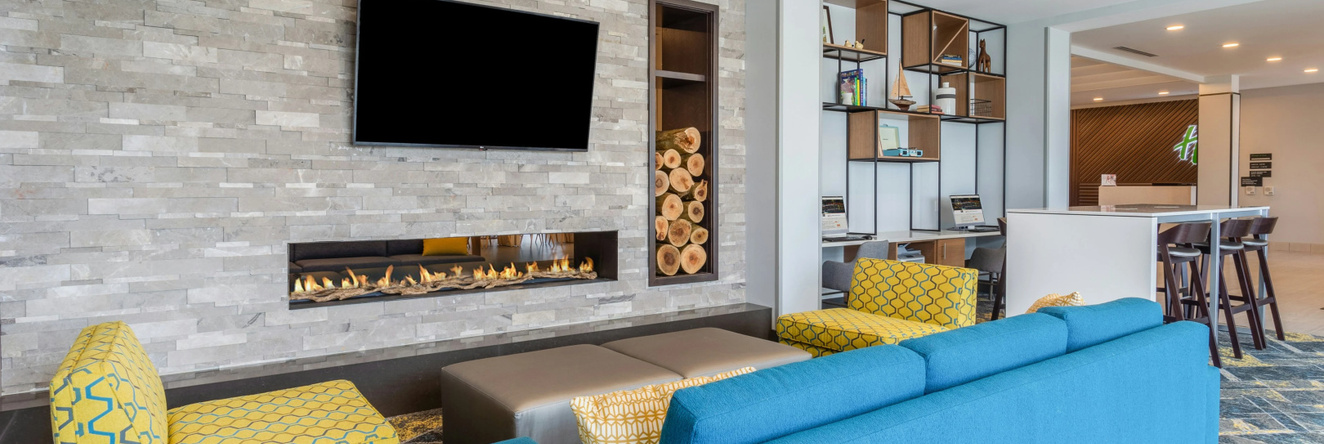 Holiday Inn & Suites Cedar Falls - Waterloo Event Ctr by IHG, Cedar Falls — photo 1