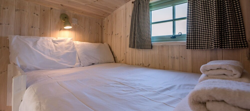 Honeysuckle Farm Hut 6 - Suffolk Farm Holidays, Бедфилд — фото 1