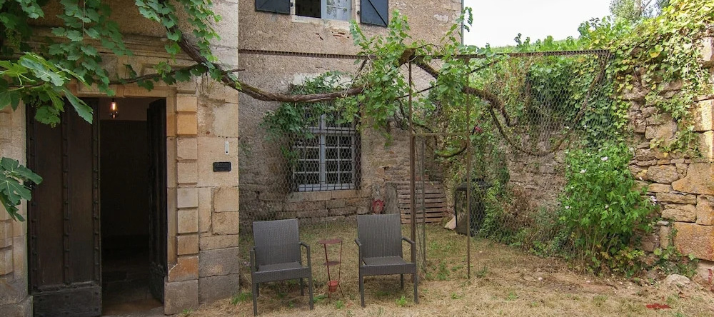 Historic Mansion by River Cenevieres, 塞内维耶尔 — 照片 1