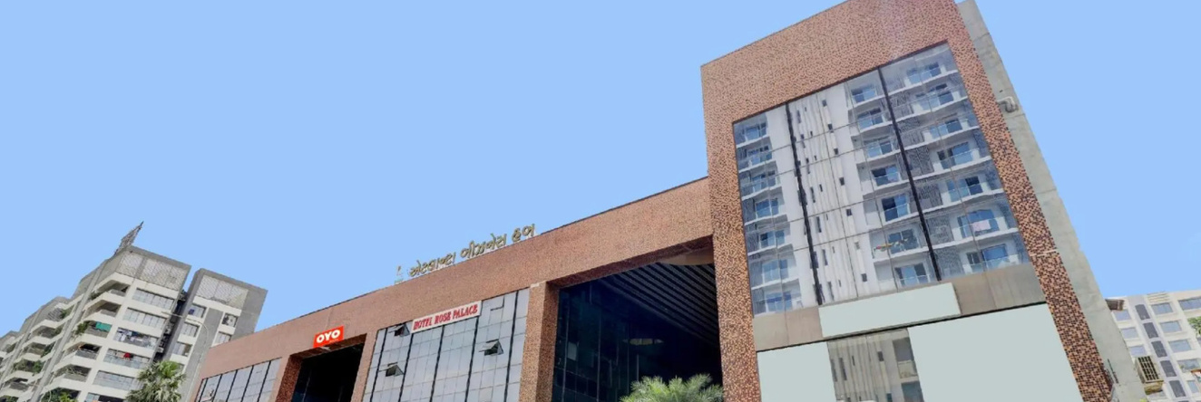 OYO Flagship 70173 Hotel Cozy Rooms, 苏拉特 — 照片 1
