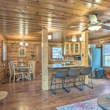 Screened Porch & Grill: Waterfront Landrum Cottage, Трайон — фото 2