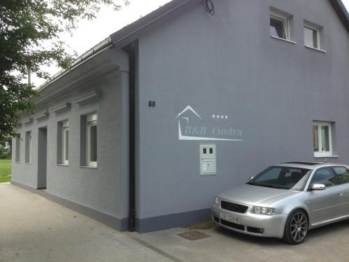 Studio Apartment Cindra, 卡尔洛瓦茨 — 照片 1