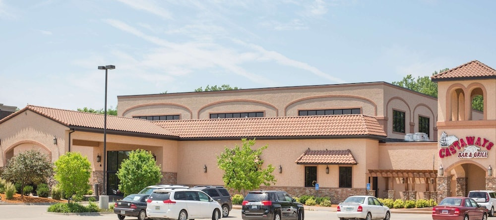 Ramada Tropics Resort / Conference Center Des Moines, 厄班代尔 — 照片 1