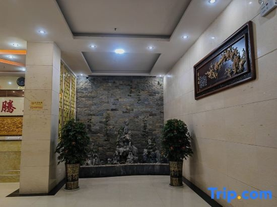Longteng Hotel, 伊环 — 照片 1