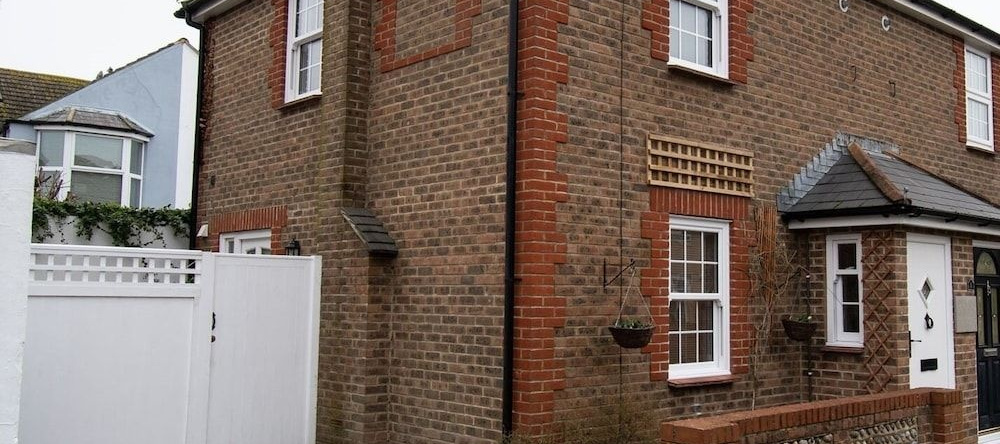 Wakeford Cottage, Worthing — photo 1