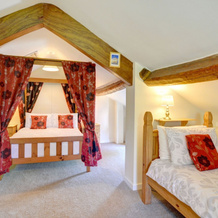 Pretty Holiday Home With Sunny Garden And A Comfortable Four-Poster Bed, Ллангириг — фото 3