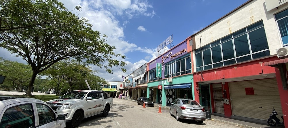 OYO 89752 7 Days Express Hotel, Ayer Hitam — photo 1