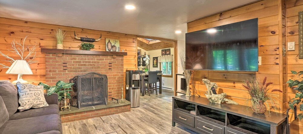 North Arrowhead Lake Cabin w/ Deck, Pets Welcome!, Pocono Lake — photo 1