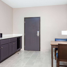 La Quinta Inn & Suites by Wyndham Augusta/Fort Eisenhower, 格罗夫敦 — 照片 3