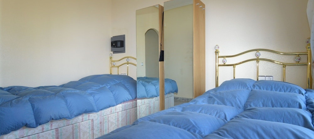 Detached villa with a swimming pool and amazing view of the La Marquesa golf course, 克萨达城 — 照片 1