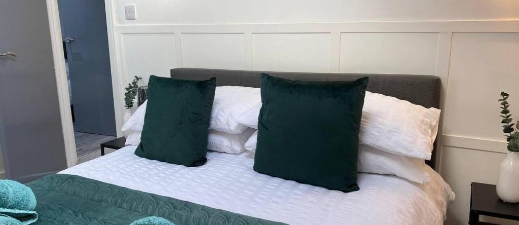 2 Bed Flat - Sleeps 6 - Parking - Wifi, Бридженд — фото 1