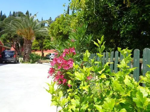 Skyline Rooms & Studios, Karousades — photo 1
